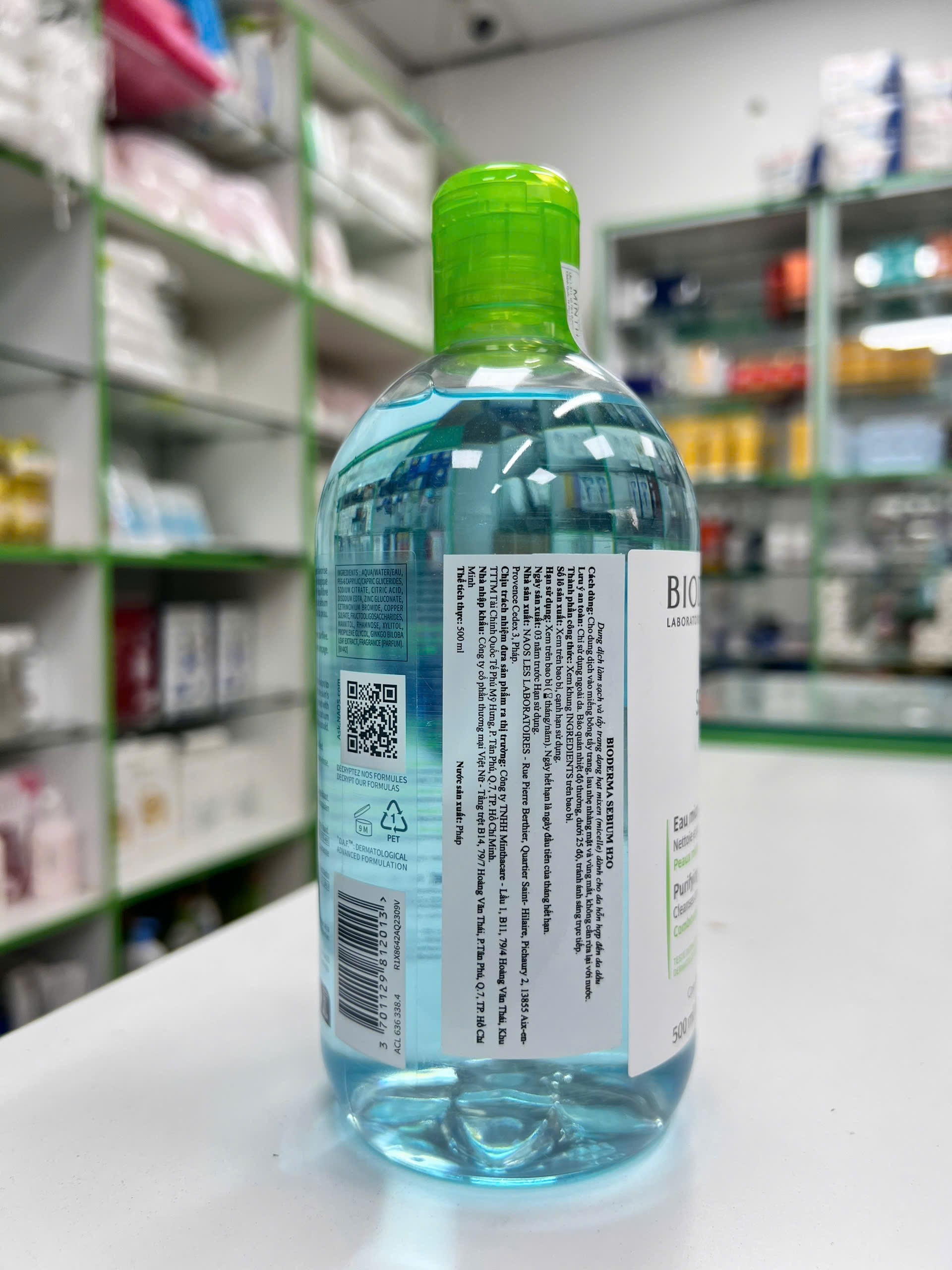 Nước Tẩy Trang Bioderma Dành Cho Da Hỗn Hợp, Da Dầu & Da Mụn Sébium H2O 500ml — phần nhãn sản phẩm và chi tiết chai cận cảnh